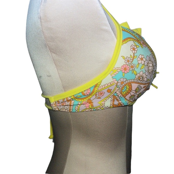 Victoria’s Secret bikini top. Ruffled accent. Size 32DD - Picture 3 of 9